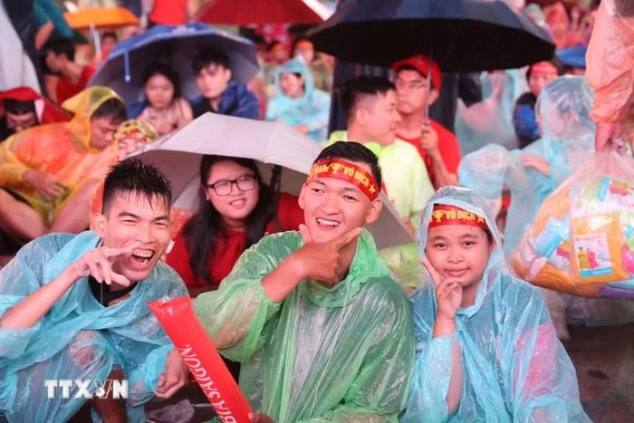 Người hâm mộ Thành phố Hồ Chí Minh hào hứng đón chờ trận chung kết lượt về Asian Cup giữa Việt Nam và Thái Lan. (Ảnh: Hồng Đạt/TTXVN)