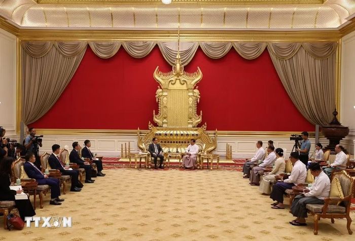 Bộ trưởng Ngoại giao Lê Hoài Trung hội kiến Tổng thống Myanmar Min Aung Hlaing. (Ảnh: Đỗ Sinh/TTXVN)