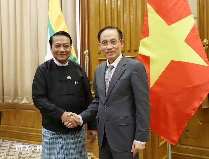 Chủ tịch Hạ viện, Chủ tịch Đảng Liên minh đoàn kết và phát triển (USDP) U Khin Yi và Bộ trưởng Ngoại giao Lê Hoài Trung. (Ảnh: Đỗ Sinh/TTXVN)