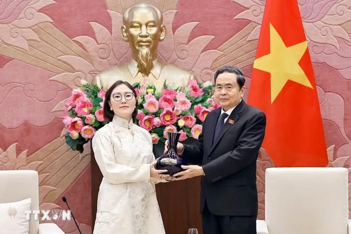 Chủ tịch Quốc hội Trần Thanh Mẫn tặng quà lưu niệm Đại sứ đặc mệnh toàn quyền Mông Cổ tại Việt Nam Ganbaatar Hulan. (Ảnh: Doãn Tấn/TTXVN)