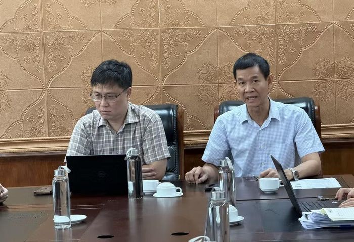 Giáo sư Hoàng Đình Phi, Hiệu trưởng Trường Quản trị và Kinh doanh và Phó giáo sư Nguyễn Anh Tuấn, Trưởng Ban Đào tạo và công tác sinh viên, Đại học Quốc gia Hà Nội tại buổi làm việc với thí sinh, phụ huynh. (Ảnh: Vietnam+)