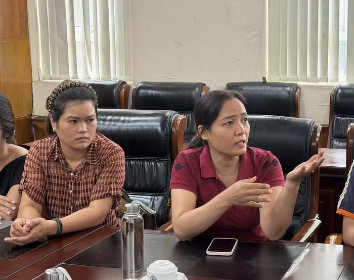 Các phụ huynh nêu ý kiến tại buổi làm việc. (Ảnh: Vietnam+)