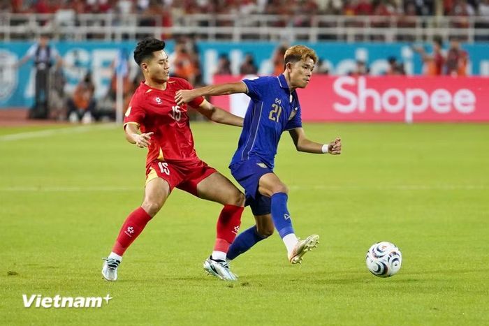 Với quyết tâm san lấp khoảng cách 2 bàn ở trận lượt đi, Thái Lan nhanh chóng đẩy cao đội hình tấn công. (Ảnh: Việt Anh/Vietnam+)