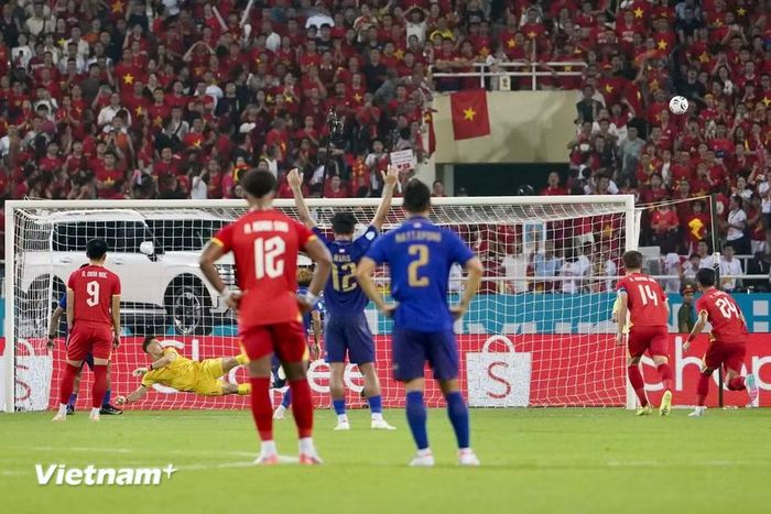 Thái Lan có cơ hội nâng tỷ số lên 2-0 nhưng cú đá trên chấm 11m của tiền đạo mang áo số 7 lại đưa bóng lên trời. (Ảnh: Việt Anh/Vietnam+)