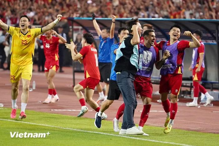 Niềm vui của huấn luyện viên Kim Sang-sik và các học trò. (Ảnh: Việt Anh/Vietnam+)