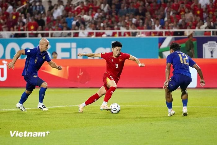 Nỗ lực đột phá của tiền đạo Đình Bắc. (Ảnh: Việt Anh/Vietnam+)