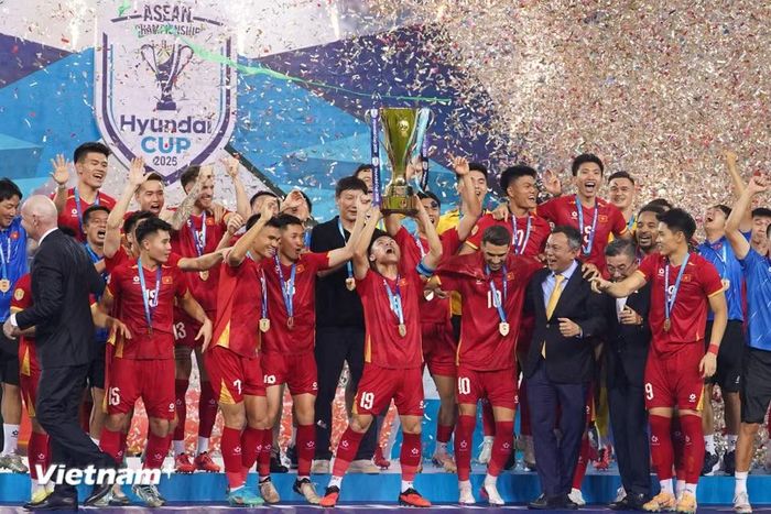 Lần đầu tiên đội tuyển Việt Nam bảo vệ thành công danh hiệu vô địch ở đấu trường Đông Nam Á. (Ảnh: Việt Anh/Vietnam+)