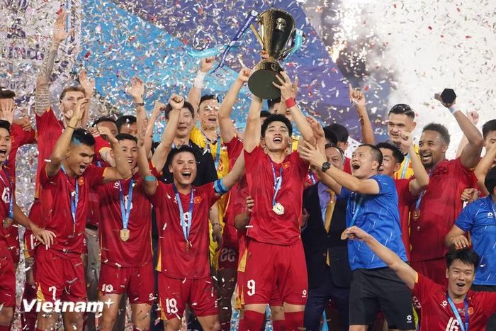 Đình Bắc (số 9) tỏa sáng rực rỡ ở kỳ ASEAN Cup đầu tiên trong sự nghiệp với cú đúp danh hiệu cá nhân là Vua phá lưới và Cầu thủ xuất sắc nhất giải đấu. (Ảnh: Việt Anh/Vietnam+)