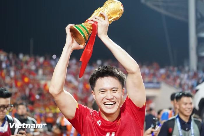 Màn ăn mừng cùng mô hình chiếc cúp World Cup của hậu vệ Khổng Minh Gia Bảo. (Ảnh: Việt Anh/Vietnam+)