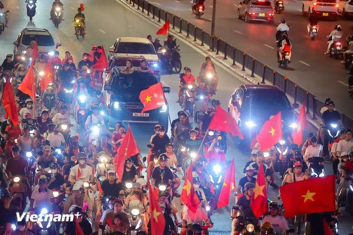 Đêm ăn mừng chiến thắng không chỉ là sự thăng hoa của thể thao, mà còn là minh chứng rõ nét cho sức mạnh gắn kết dân tộc. (Ảnh: Hoài Nam/Vietnam+)