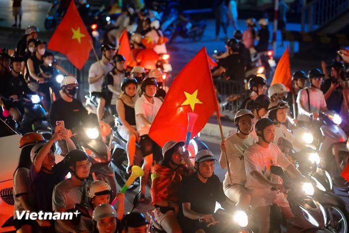 Tất cả cùng chung một nhịp đập tự hào và tiếng hô vang dội: "Việt Nam vô địch!". (Ảnh: Hoài Nam/Vietnam+)
