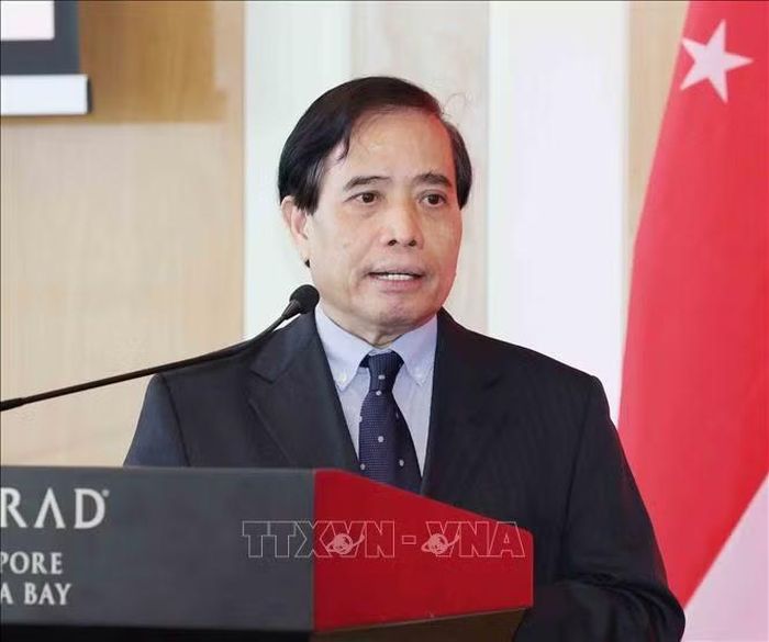 Giáo sư, Tiến sĩ Vũ Minh Khương, đại diện cộng đồng người Việt Nam tại Singapore phát biểu tại buổi gặp gỡ Ủy viên Bộ Chính trị, Thường trực Ban Bí thư Trần Cẩm Tú. Ảnh: Phương Hoa/TTXVN