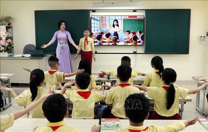 Tiết học sử dụng thiết bị dạy học số Nam Định - tinh hoa làng nghề của cô giáo Phạm Thị Hoa, Trường Tiểu học Phạm Hồng Thái (phường Nam Định, tỉnh Ninh Bình). Ảnh: Nguyễn Lành/TTXVN