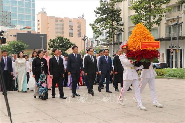 Các đại biểu dâng hoa và dành phút mặc niệm tưởng nhớ công ơn của Chủ tịch Hồ Chí Minh tại Công viên Tượng đài Chủ tịch Hồ Chí Minh trên phố đi bộ Nguyễn Huệ.