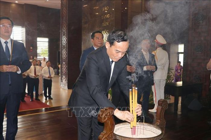 Bí thư Thành ủy Thành phố Hồ Chí Minh Trần Lưu Quang dâng hương tưởng nhớ Chủ tịch Tôn Đức Thắng tại Bảo tàng Tôn Đức Thắng.