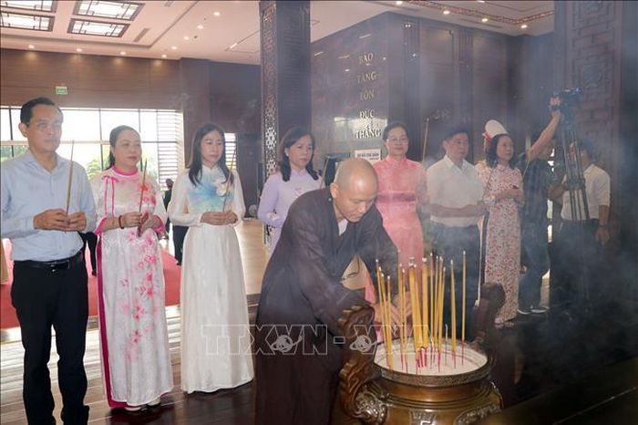 Đoàn đại biểu Thành phố Hồ Chí Minh dâng hương tưởng nhớ Chủ tịch Tôn Đức Thắng tại Bảo tàng Tôn Đức Thắng.