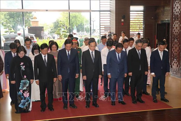 Bí thư Thành ủy Thành phố Hồ Chí Minh Trần Lưu Quang cùng đoàn đại biểu Thành phố Hồ Chí Minh dành một phút mặc niệm tưởng nhớ Chủ tịch Tôn Đức Thắng tại Bảo tàng Tôn Đức Thắng.