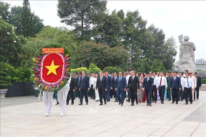 Đoàn đại biểu Thành phố Hồ Chí Minh thực hiện nghi thức dâng hoa, dâng hương các Mẹ Việt Nam Anh hùng, các Anh hùng Liệt sĩ tại Nghĩa trang liệt sĩ Thành phố (Đồi không tên).