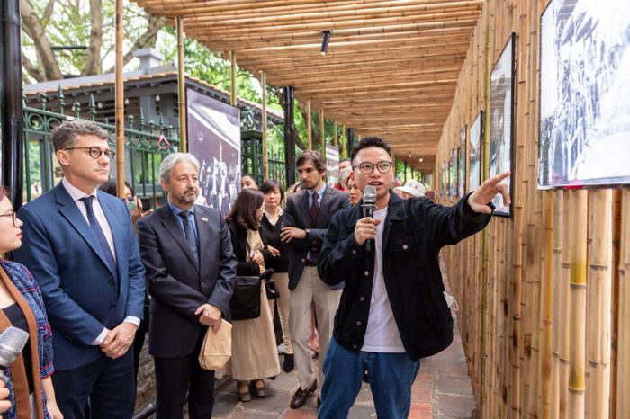 Trưởng Đại diện UNESCO tại Việt Nam Jonathan Wallace cùng các vị khách quốc tế tìm hiểu không gian nghệ thuật sáng tạo của các tác giả trẻ Việt Nam. Ảnh: Photo Hanoi biennale