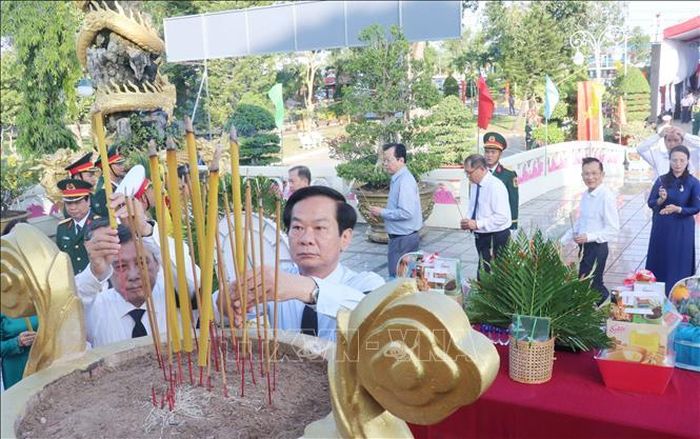 Ông Đỗ Thanh Bình, Ủy viên BCH Trung ương Đảng, Bí thư Thành ủy Cần Thơ, dâng hương tại Nghĩa trang liệt sĩ thành phố Cần Thơ.