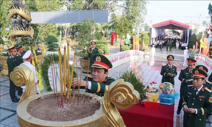 Trung tướng Hồ Văn Thái, Bí thư Đảng ủy, Chính ủy Quân khu 9, dâng hương tại Nghĩa trang liệt sĩ thành phố Cần Thơ.