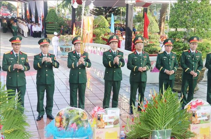 Ban Chỉ đạo 515 quốc gia thắp hương tại Nghĩa trang liệt sĩ thành phố Cần Thơ.