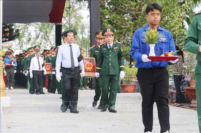 Lãnh đạo Bộ Quốc phòng và thành phố Cần Thơ đưa hài cốt liệt sĩ ra nơi an táng.