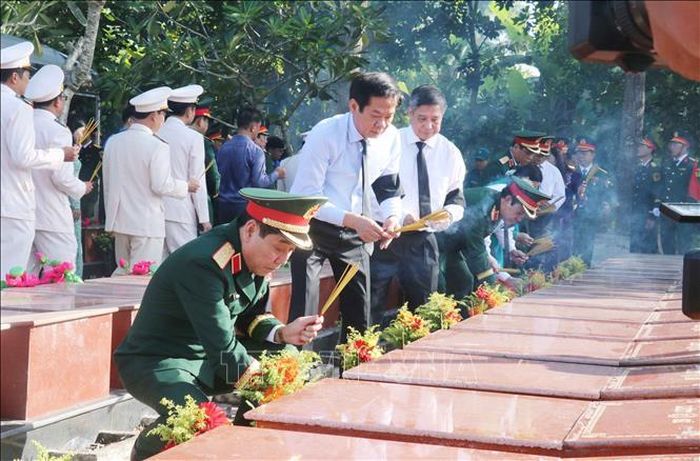 Đại biểu thắp hương tại các phần mộ liệt sĩ mới được an táng.