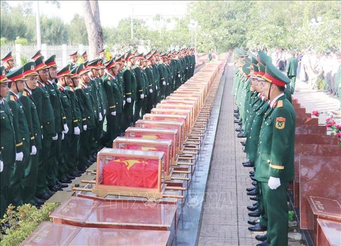 Đơn vị chức năng thực hiện nghi thức lễ an táng các hài cốt liệt sĩ tại Nghĩa trang liệt sĩ thành phố Cần Thơ.