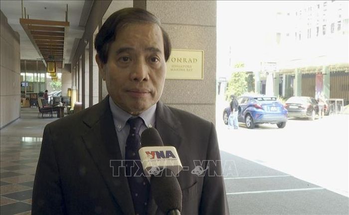 Giáo sư Vũ Minh Khương, Trường Chính sách công Lý Quang Diệu, Đại học Quốc gia Singaproe (NUS), trả lời phóng viên TTXVN tại Singapore xung quanh chuyến thăm. Ảnh: Việt Dũng/PV TTXVN tại Singapore