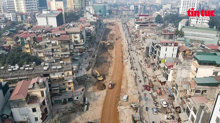 Toàn cảnh công trường tuyến Vành đai 1 đoạn Hoàng Cầu - Voi Phục, các mũi thi công được triển khai đồng loạt, khẩn trương sau khi hoàn tất giải phóng mặt bằng. Ảnh tư liệu: Trung Nguyên/Báo Tin tức và Dân tộc