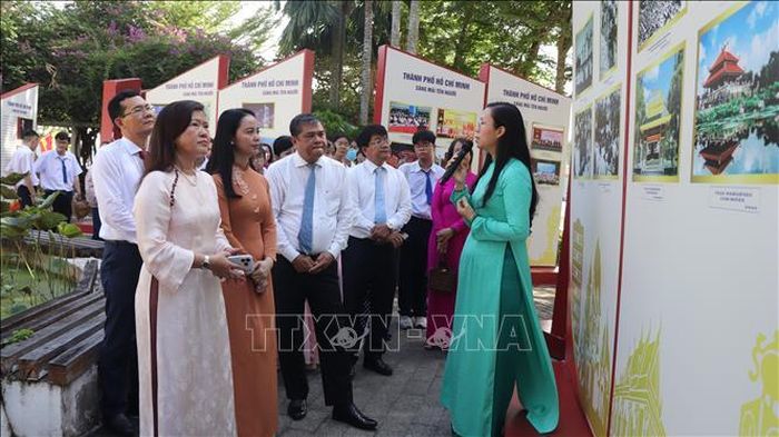 Đại biểu tham quan triển lãm ảnh tại công viên Tao Đàn.