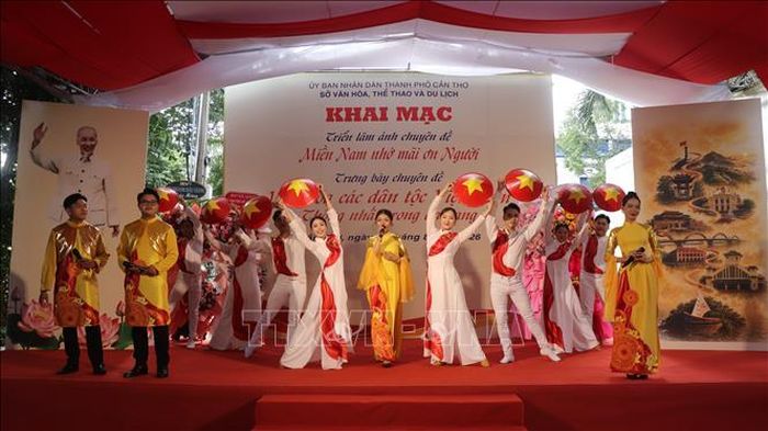 Tiết mục chào mừng tại lễ khai mạc.