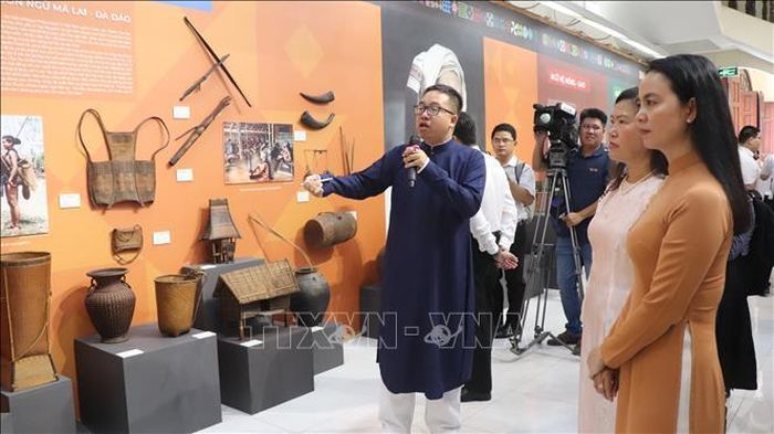 Các đại biểu tham quan khu vực trưng bày chuyên đề “Văn hóa các dân tộc Việt Nam - Thống nhất trong đa dạng”.