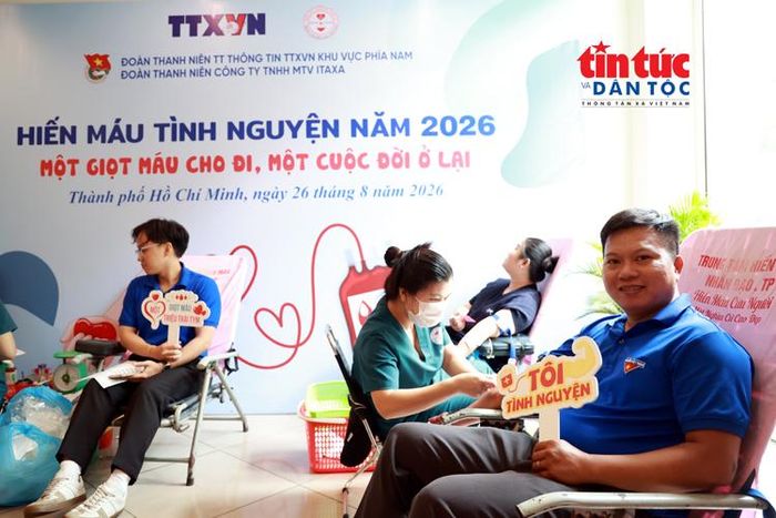 Đông đảo cán bộ, đoàn viên, thanh niên, viên chức và người lao động tại Trung tâm Thông tin TTXVN khu vực phía Nam, Công ty ITAXA cùng các đơn vị liên kết tham gia hiến máu.