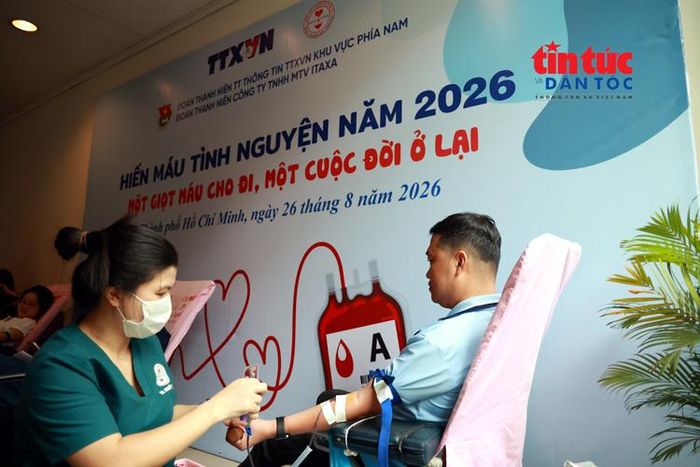 Anh Đặng Thanh Quang tham gia hiến máu.