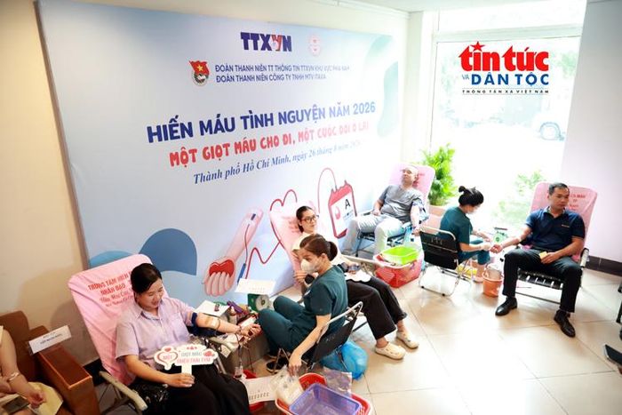 Đoàn viên, thanh niên và người lao động tích cực tham gia hiến máu tình nguyện.