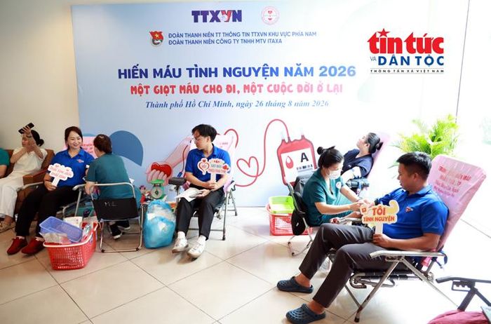 Đoàn viên, thanh niên, viên chức và người lao động tham gia hiến máu.