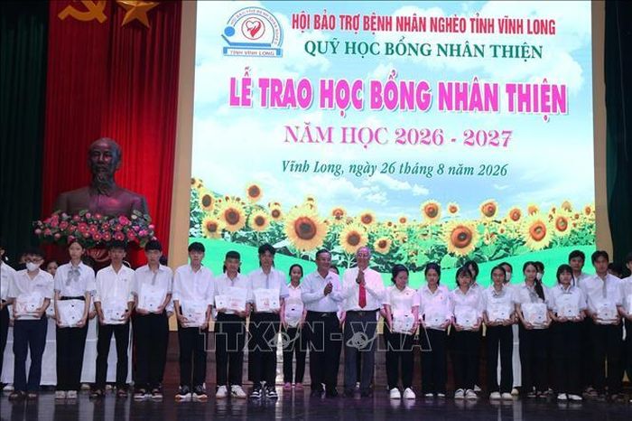 Trao học bổng cho các em học sinh nhân dịp năm học mới.