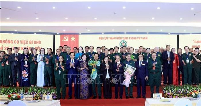 Lãnh đạo Đảng, Nhà nước chụp ảnh chung cùng Ban Chấp hành Hội Cựu Thanh niên xung phong Việt Nam khoá V, nhiệm kỳ 2026 - 2031. Ảnh: Tuấn Anh/TTXVN