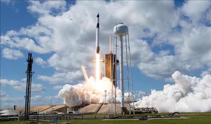 Tên lửa đẩy Falcon 9 của SpaceX rời bệ phóng tại Trung tâm vũ trụ Kennedy ở Florida, Mỹ. Ảnh tư liệu: THX/TTXVN