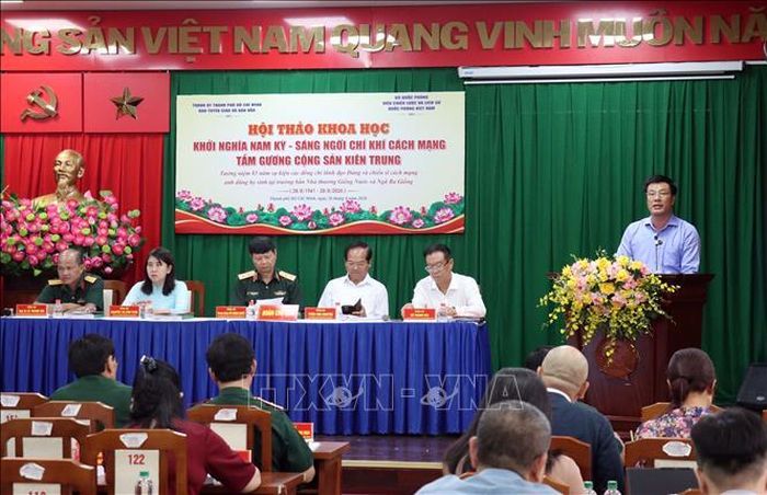 Các đại biểu trình bày tham luận tại Hội thảo.