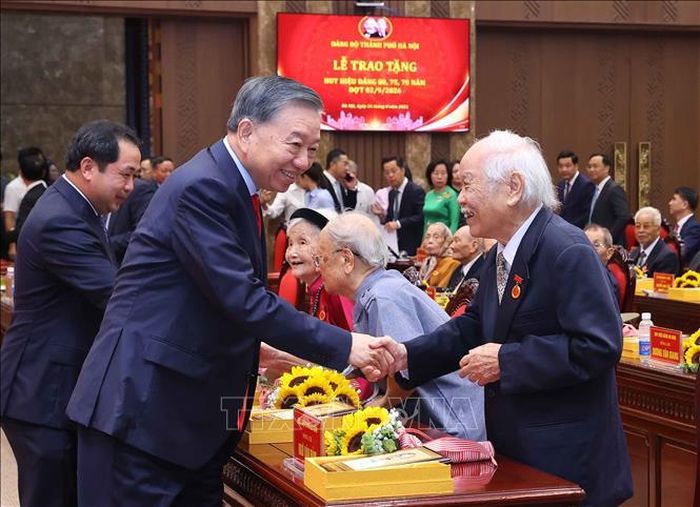 Tổng Bí thư, Chủ tịch nước Tô Lâm với các đảng viên lão thành nhận Huy hiệu Đảng. Ảnh: Văn Điệp/TTXVN