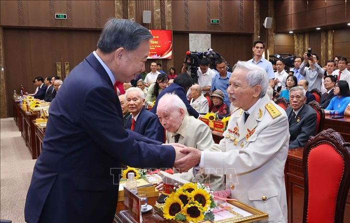 Tổng Bí thư, Chủ tịch Nước Tô Lâm chúc mừng các đảng viên lão thành. Ảnh: Văn Điệp/TTXVN