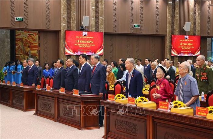 Các đại biểu thực hiện nghi lễ chào cờ. Ảnh: Văn Điệp/TTXVN