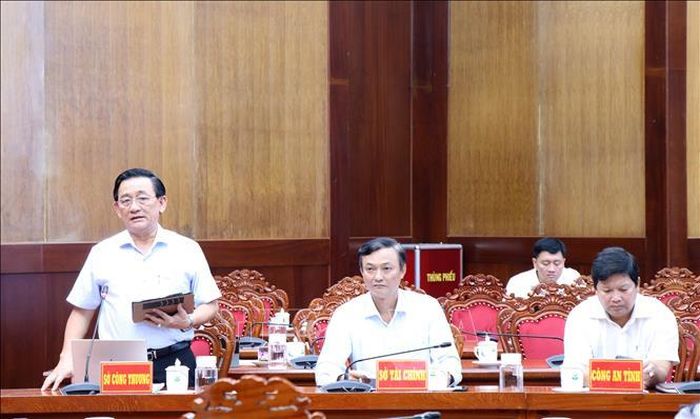 Giám đốc Sở Công thương tỉnh Vĩnh Long Trần Quốc Tuấn phát biểu tại hội nghị.