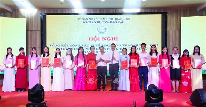 Trao quyết định cho những người trúng tuyển viên chức sự nghiệp giáo dục. Ảnh: Thanh Thủy/TTXVN