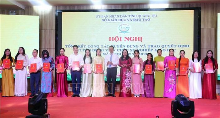 Trao quyết định cho những người trúng tuyển viên chức sự nghiệp giáo dục. Ảnh: Thanh Thủy/TTXVN