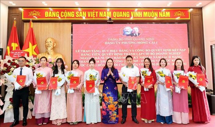 Kết nạp 20 quần chúng ưu tú vào Đảng. Ảnh: Văn Đức/TTXVN
