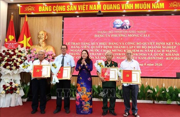 Trao tặng Huy hiệu Đảng. Ảnh: Văn Đức/TTXVN